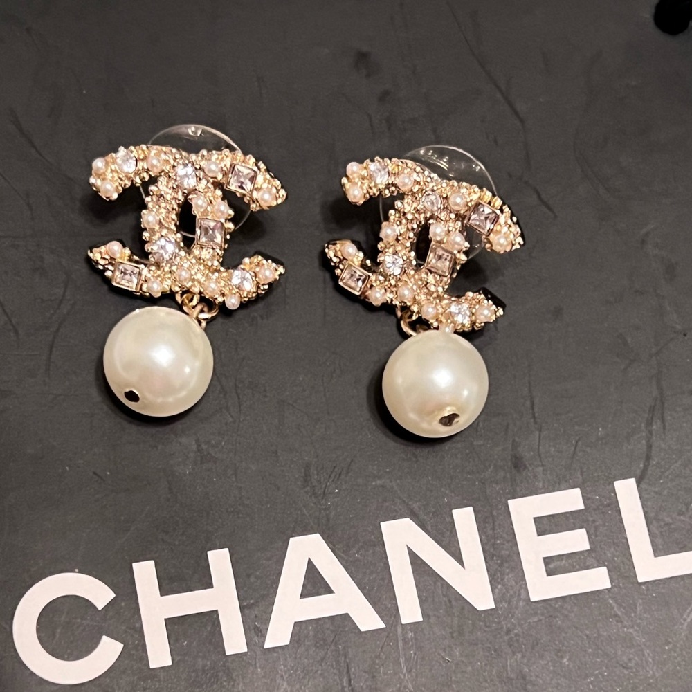 CHANEL CC RHINESTONE EARRINGS